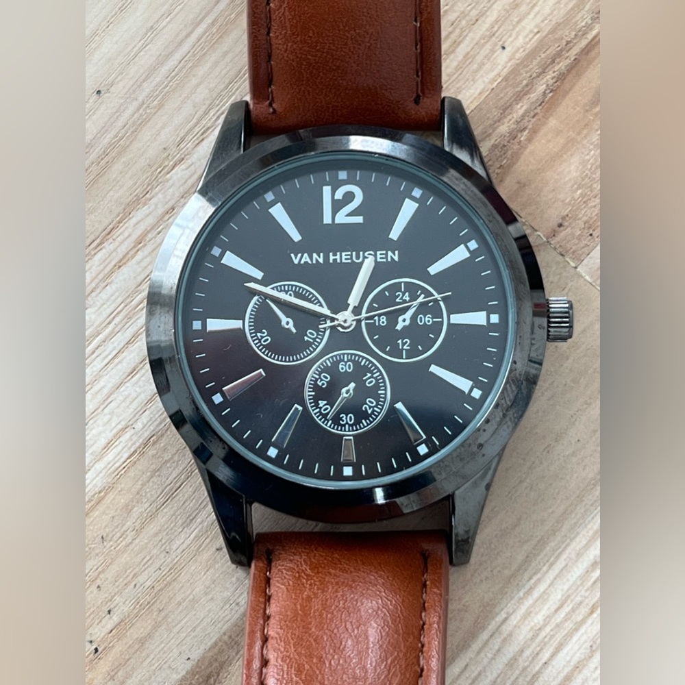 Van Heusen Men's Watch Brown Leather Strap Black
Round Dial Stainless Hands